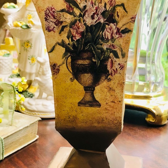 Beautiful Vase - Picture 2 of 5